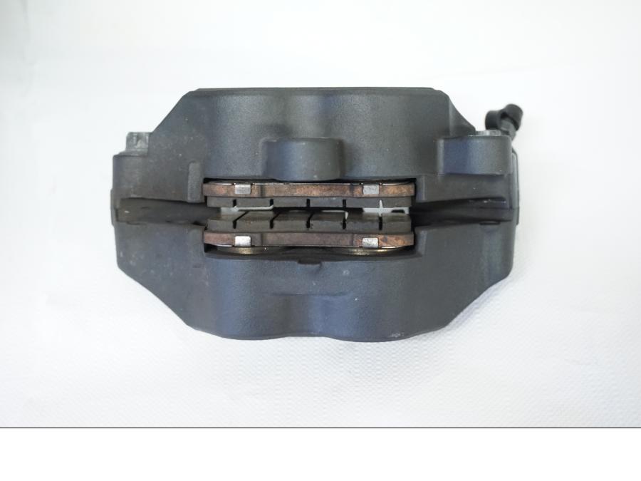 Snett uppifrån på Bromsok från en Kawasaki Z 800 -2013 motorcykel.