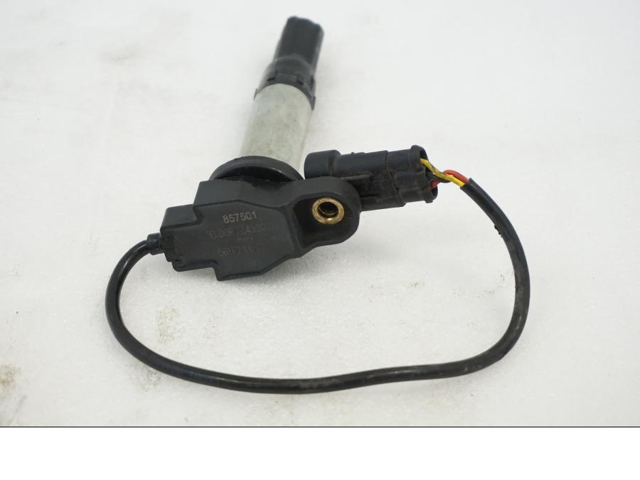 Höger sida på Tändspole från en Aprilia RSV 1000 -2010 motorcykel.