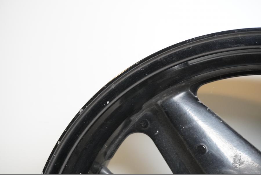 Snett uppifrån på Fälg från en Honda CBR 1000 F -1993 motorcykel.