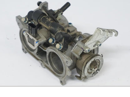 Höger sida på Spjällhus från en Honda CB 500 X -2015 motorcykel.