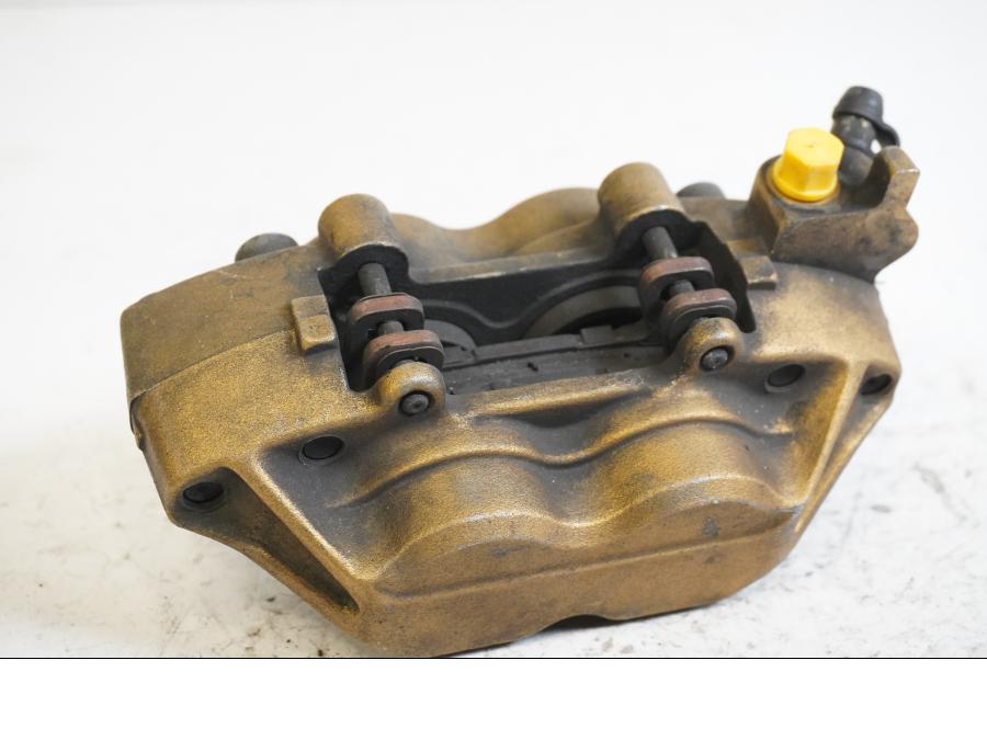 Baksidan på Bromsok från en Honda CBR 900 RR -2000 motorcykel.