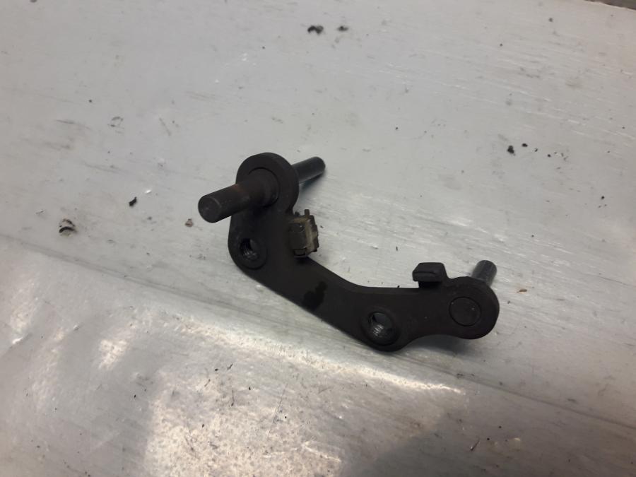 Framsidan på Bromsoksfäste från en Suzuki VL 800 -2009 motorcykel.