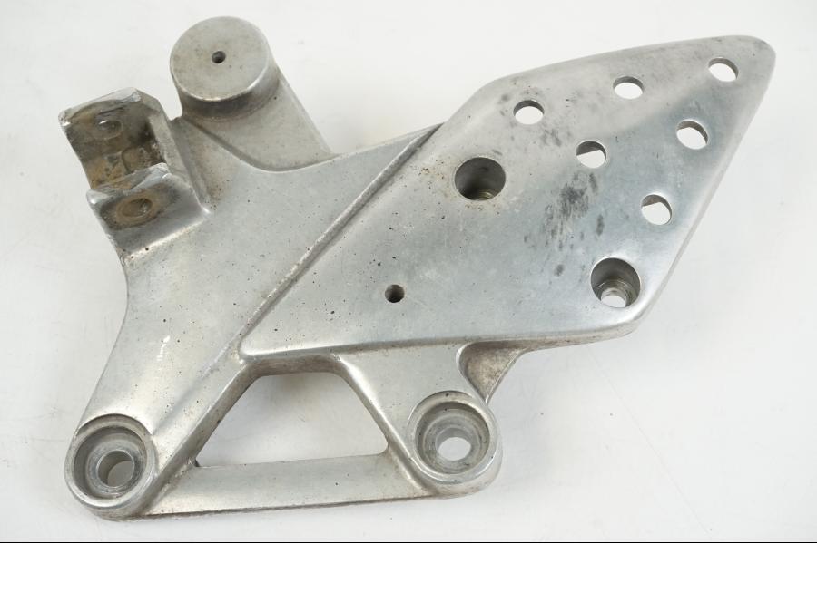 Framsidan på Fotpinnefäste från en Honda CBR 125 R -2006 motorcykel.