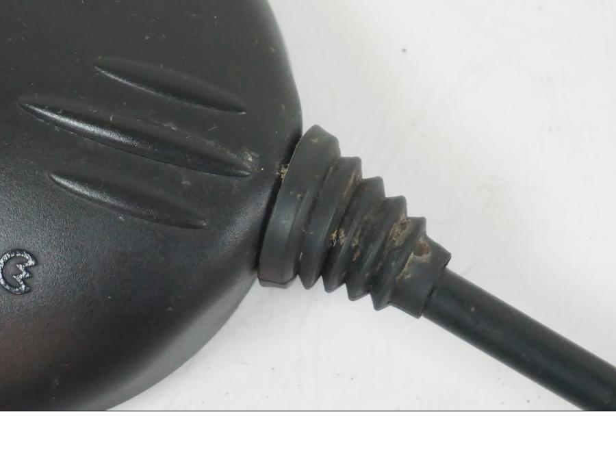 Snett uppifrån på Backspegel från en BMW F 650 CS -2002 motorcykel.