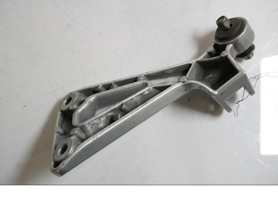 Höger sida på Fotpinnefäste från en Yamaha BT 1100 -2004 motorcykel.