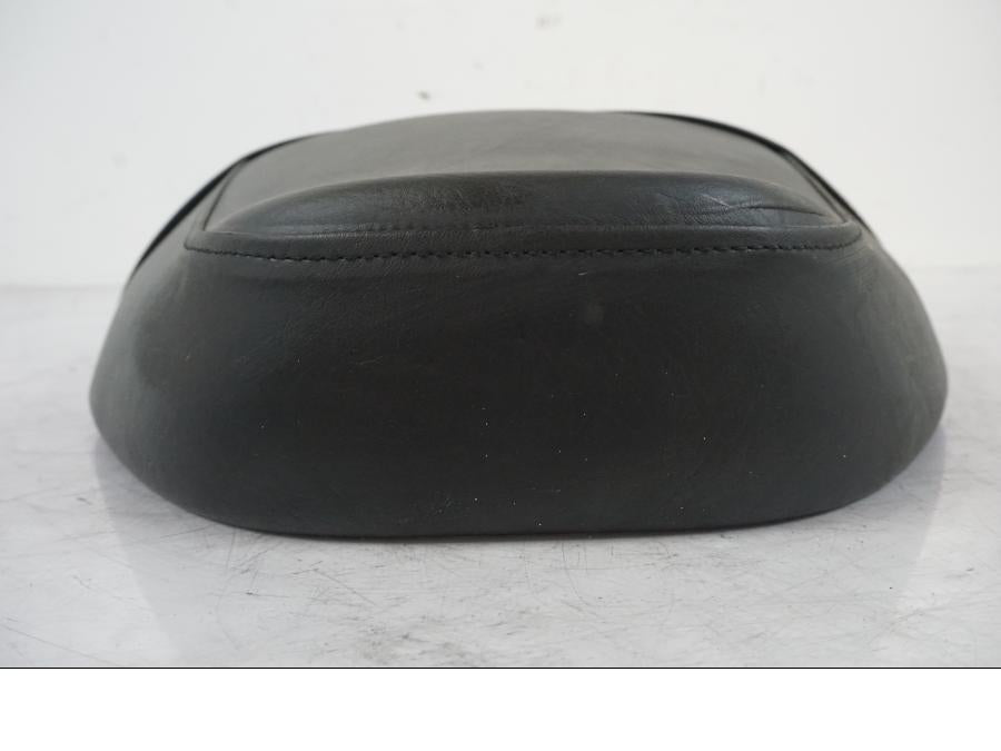 Baksidan på Sadel från en Suzuki VZR 1800 -2009 motorcykel.