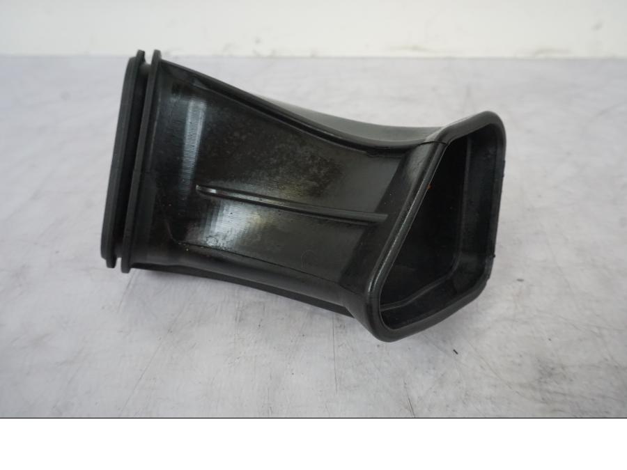 Baksidan på Luftintag från en KTM 1290 Super Duke R -2021 motorcykel.