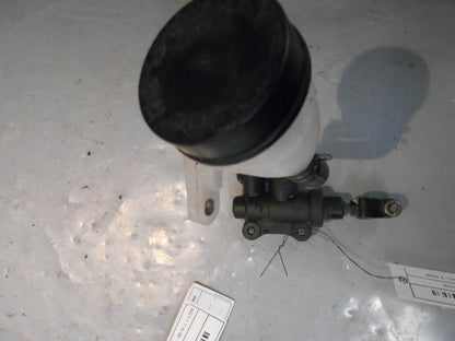 Framsidan på Bromshuvudcylinder från en BMW R 1200 RS -2016 motorcykel.