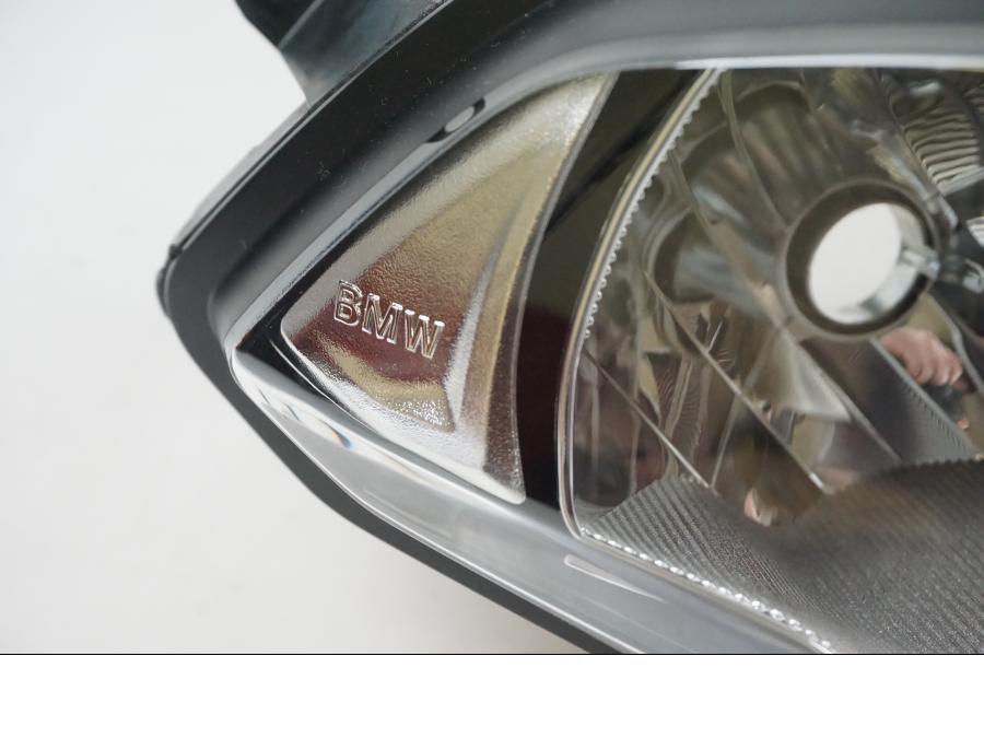 Snett uppifrån på Strålkastare från en BMW S 1000 XR -2016 motorcykel.