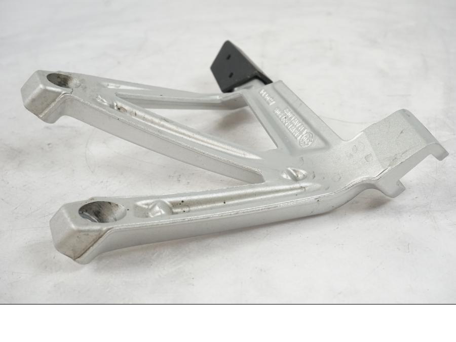 Snett nerifrån på Fotpinnefäste från en BMW R 1250 GS -2021 motorcykel.