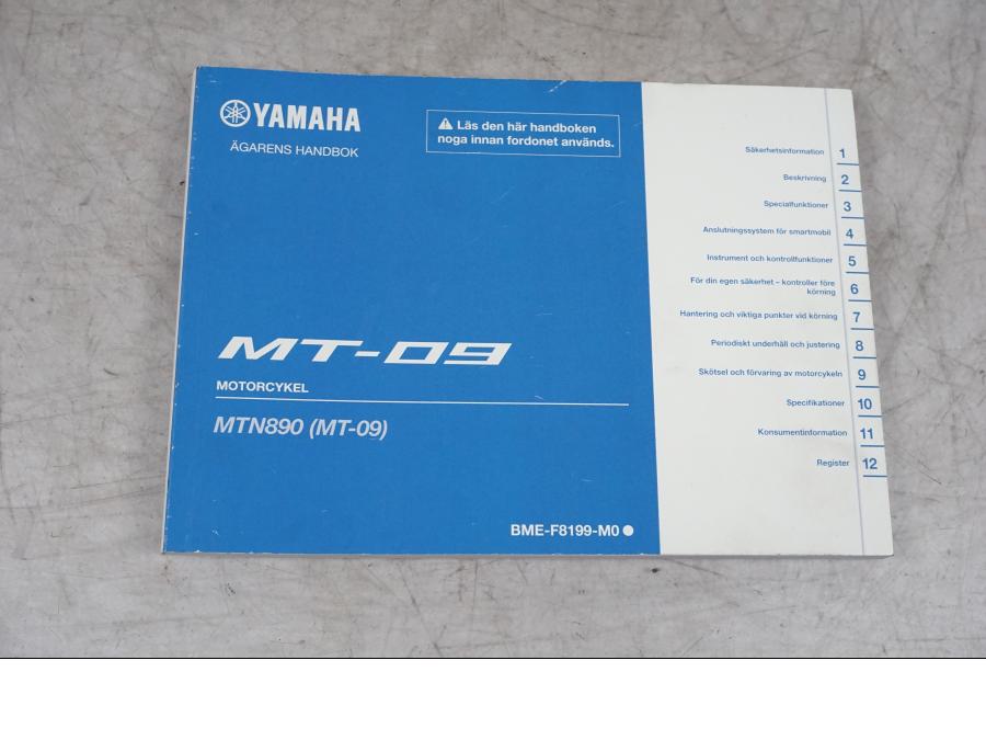Framsidan på Instruktionsbok från en Yamaha MT-09 -2024 motorcykel.