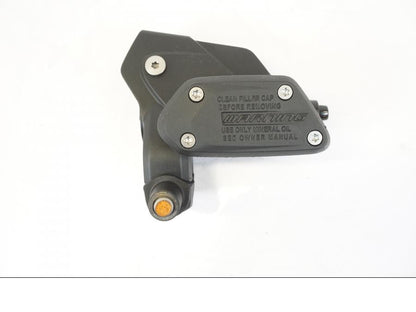 Snett nerifrån på Kopplingshuvudcylinder från en BMW R 1250 GS -2019 motorcykel.