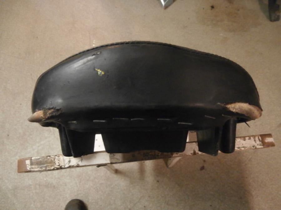 Vänster sida på Sadel från en KTM 640 Duke -2001 motorcykel.