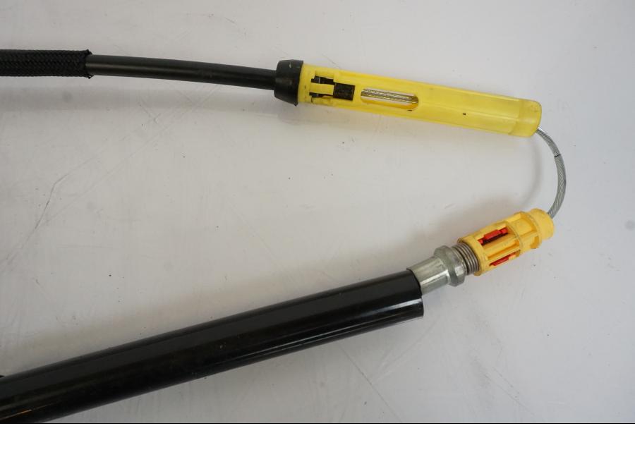 Höger sida på Kopplingsvajer från en H-D Softail Sport Glide FLSB -2022 motorcykel.