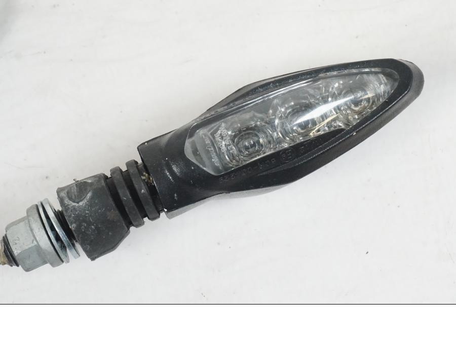 Snett nerifrån på Blinkers LED från en Husqvarna 701 SUPERMOTO ABS -2016 motorcykel.