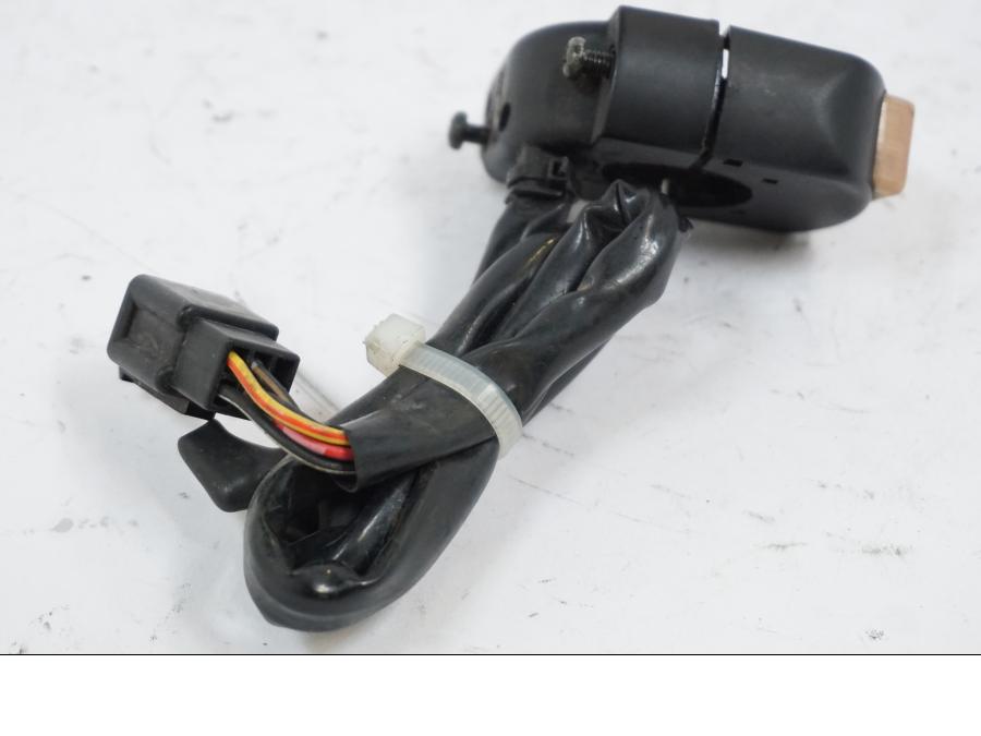 Snett uppifrån på Styrelreglage från en Honda XL 125 R -1998 motorcykel.