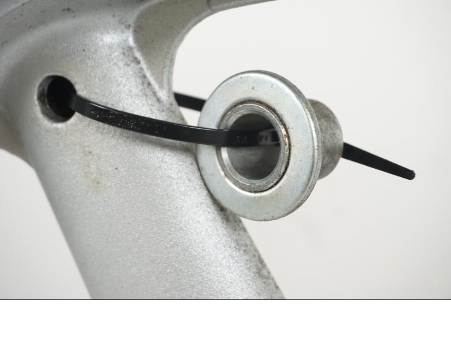 Vänster sida på Fälg från en Suzuki SV 650 -1999 motorcykel.