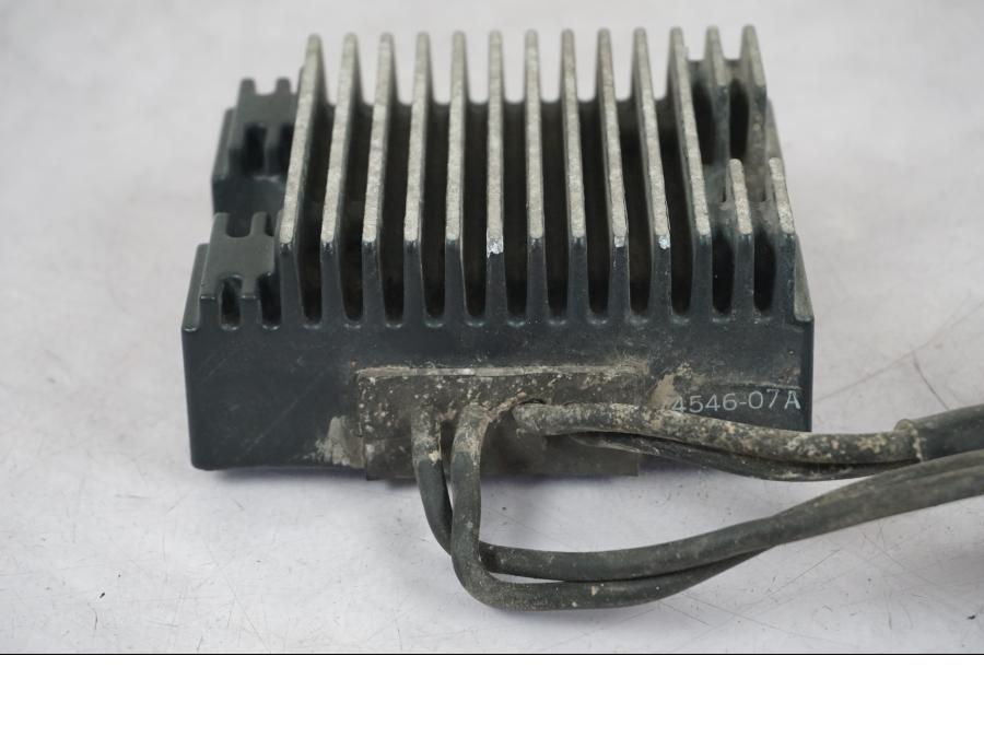 Baksidan på Likriktare från en H-D Sportster 883 XL -2007 motorcykel.