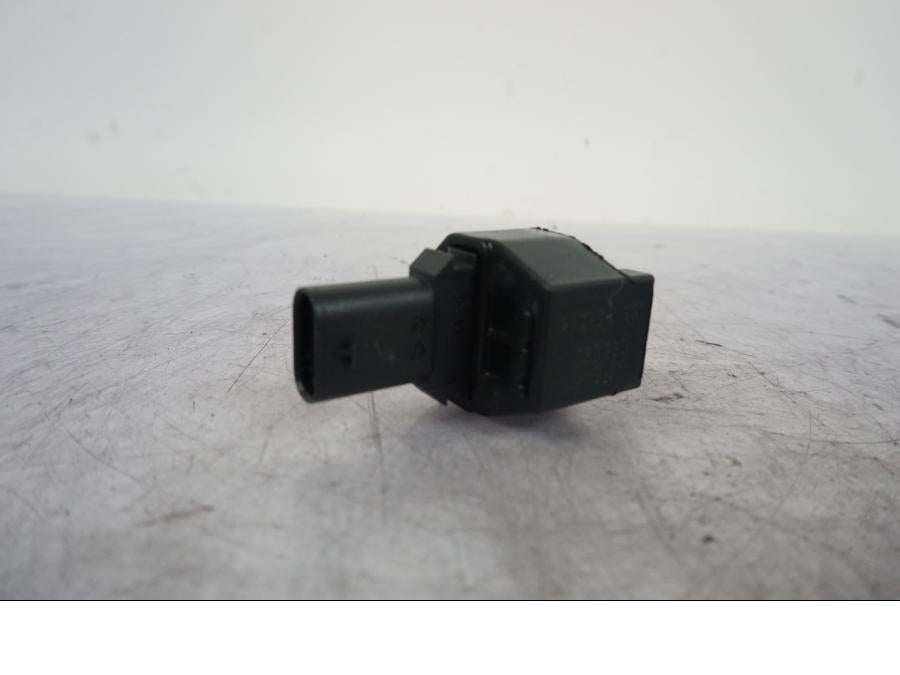 Baksidan på Atmosfär / luftsensor från en KTM 1290 Super Duke R -2023 motorcykel.