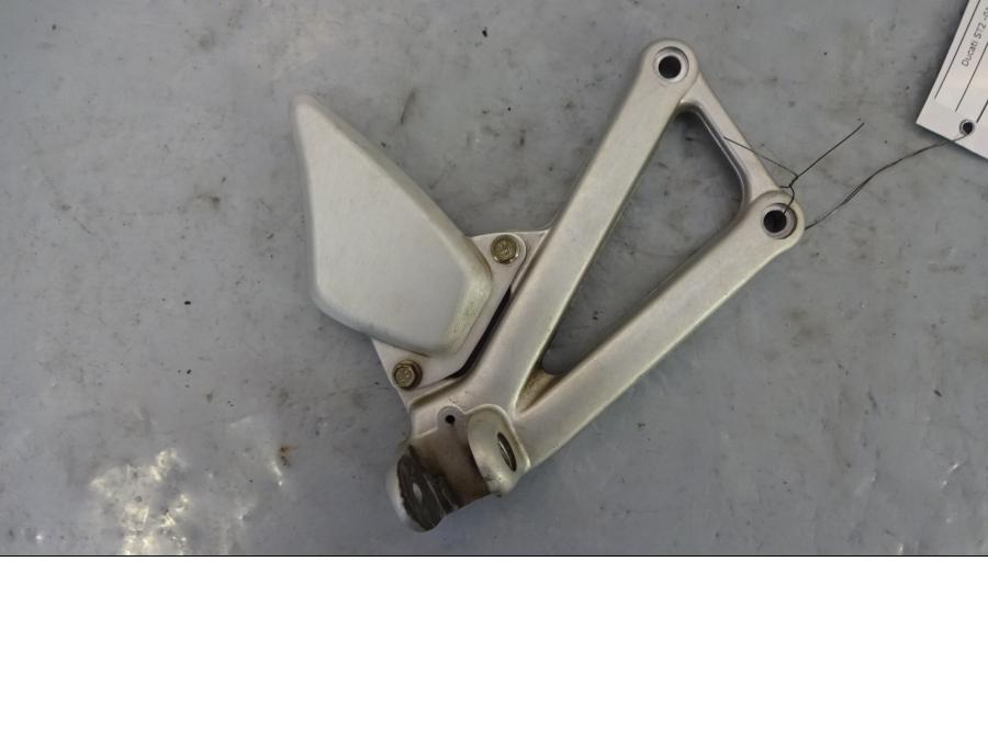 Framsidan på Fotpinnefäste från en Ducati ST2 -2001 motorcykel.