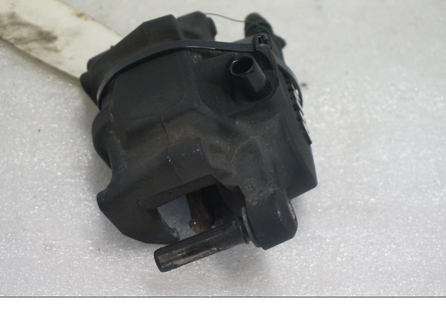 Vänster sida på Bromsok från en BMW K 1300 R -2011 motorcykel.