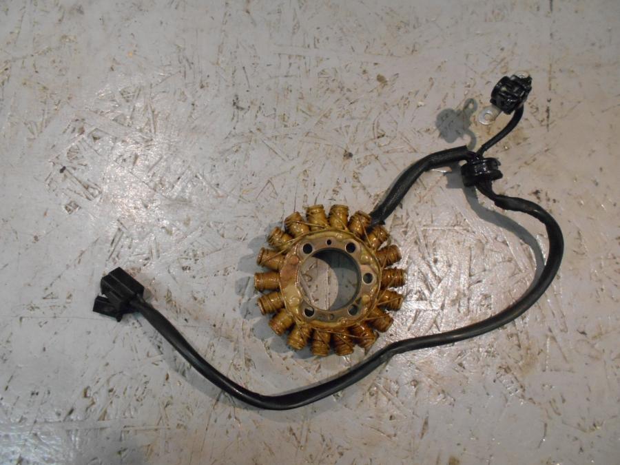 Framsidan på Generator från en Suzuki VZ 800 -1998 motorcykel.