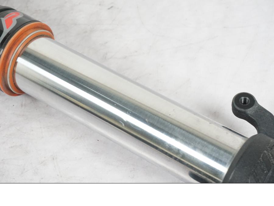 Vänster sida på Gaffelben från en KTM 390 Duke -2018 motorcykel.