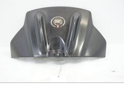 Framsidan på Bensintankskåpa från en Aprilia RSV 1000 -2010 motorcykel.