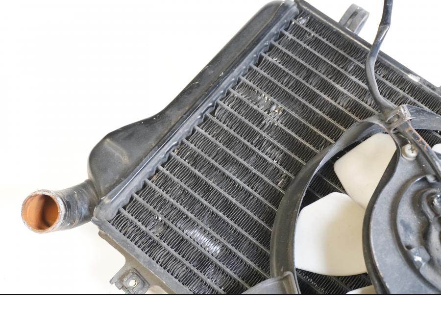 Vänster sida på Vattenkyl från en Kawasaki ZXR 750 -1989 motorcykel.