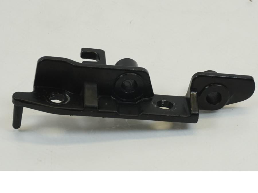 Framsidan på Fotplattefäste från en Yamaha XVS 1100 -2003 motorcykel.