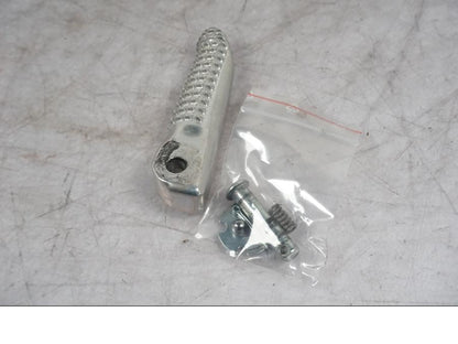 Snett nerifrån på Fotpinne från en Yamaha MT-09 -2024 motorcykel.