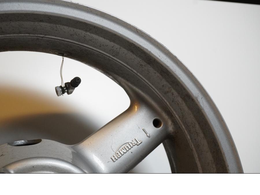 Höger sida på Fälg från en Triumph TT 600 -2001 motorcykel.