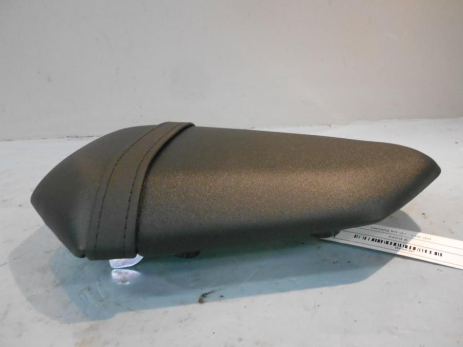 Snett uppifrån på Sadel från en Yamaha MT-07 -2014 motorcykel.