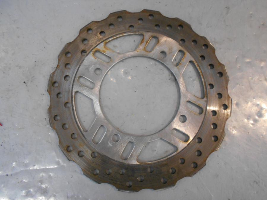 Baksidan på Bromsskiva från en Kawasaki Z 900 -2018 motorcykel.