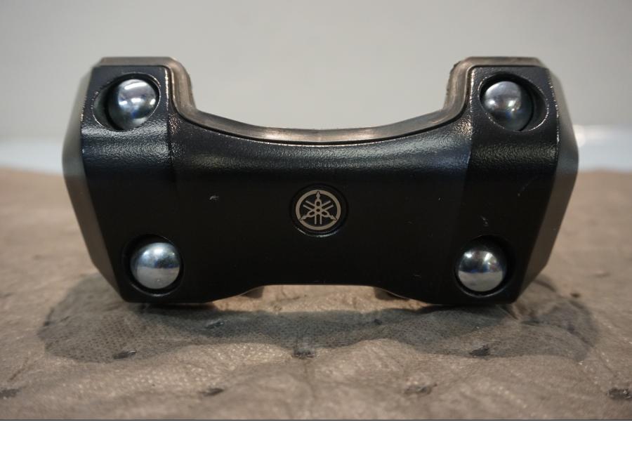 Höger sida på Styrfäste från en Yamaha V-Max 1700 -2010 motorcykel.