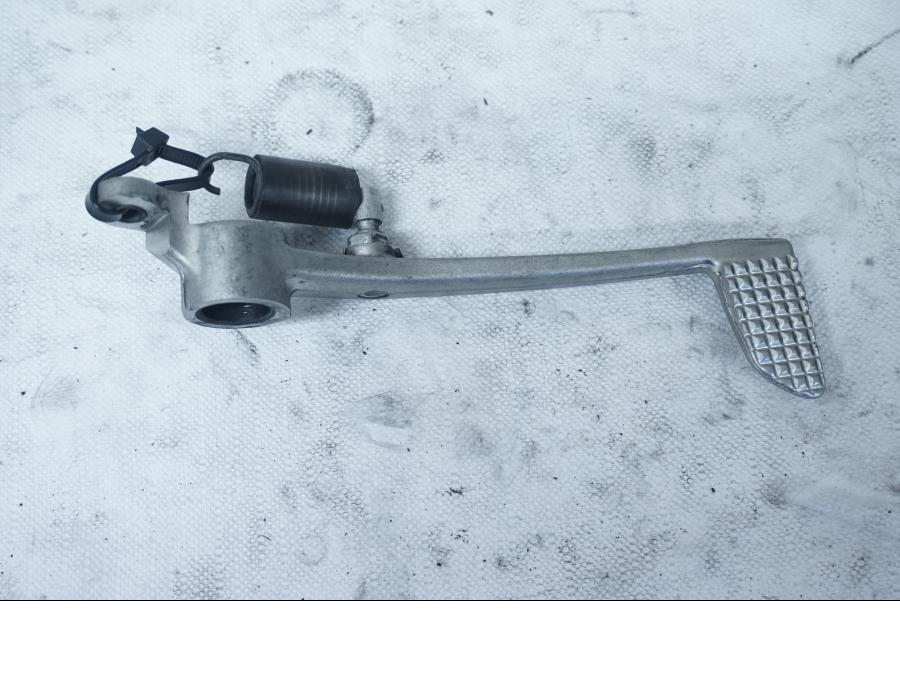 Framsidan på Bromspedal från en Yamaha YZF 1000 R1 -2002 motorcykel.