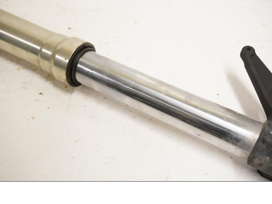 Höger sida på Gaffelben från en Triumph Tiger 800 -2011 motorcykel.