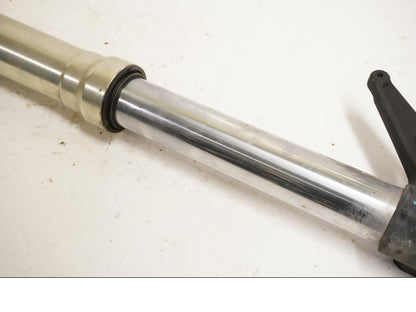 Höger sida på Gaffelben från en Triumph Tiger 800 -2011 motorcykel.