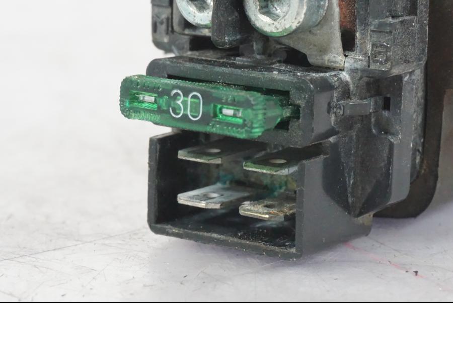 Baksidan på Startrelä från en Honda CBR 1000 F -1999 motorcykel.