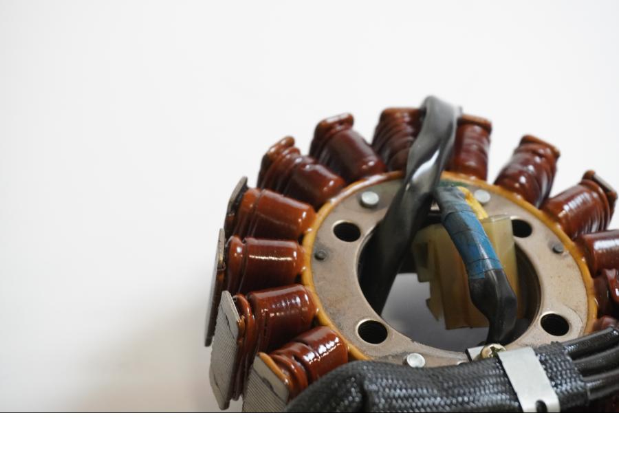 Baksidan på Generator från en Honda CBR 1100 XX -1998 motorcykel.