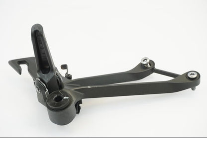 Snett nerifrån på Fotpinne från en Kawasaki Z 1000 -2014 motorcykel.