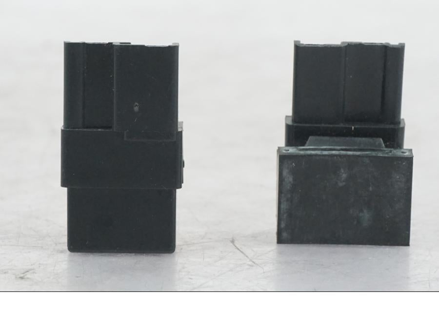 Vänster sida på <p>Relä från Yamaha XJR 1300 2005.</p>

<p>G8H-1C4T-D. Plast fästet har brytts av så sitter ej ihop se bilder.</p> motorcykel.