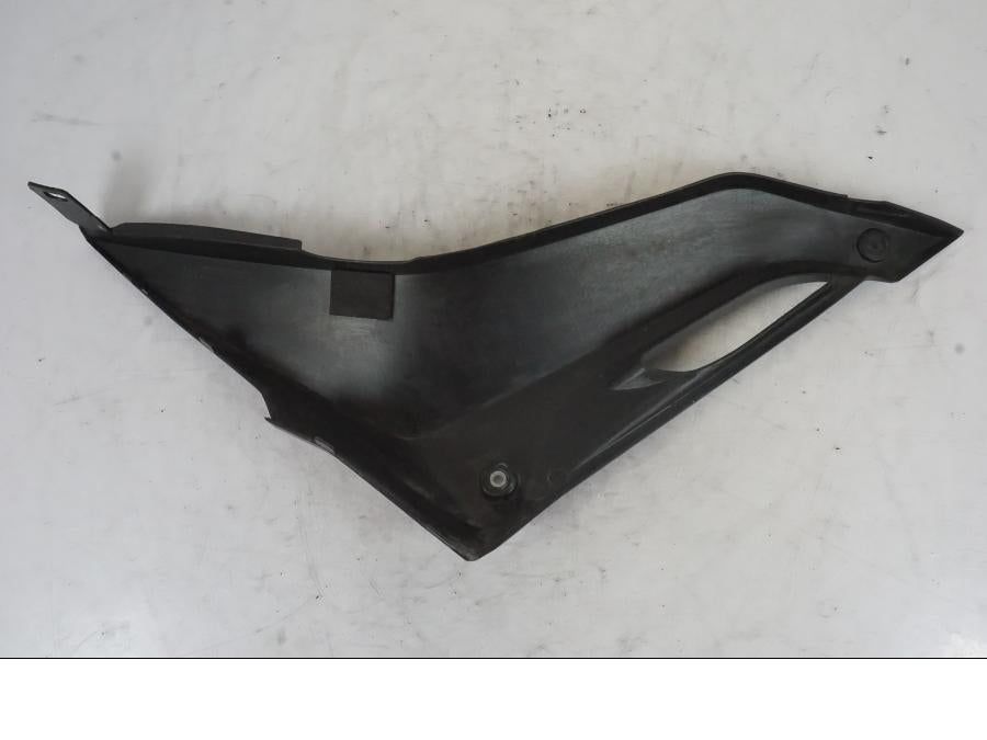 Snett nerifrån på Sidopanel från en Yamaha YZF-R 125 -2008 motorcykel.