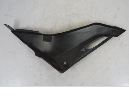 Snett nerifrån på Sidopanel från en Yamaha YZF-R 125 -2008 motorcykel.