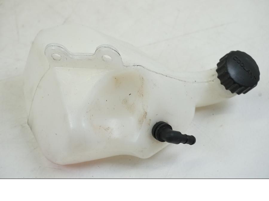 Framsidan på Vattenexpansionskärl från en Husqvarna 701 Supermoto -2020 motorcykel.