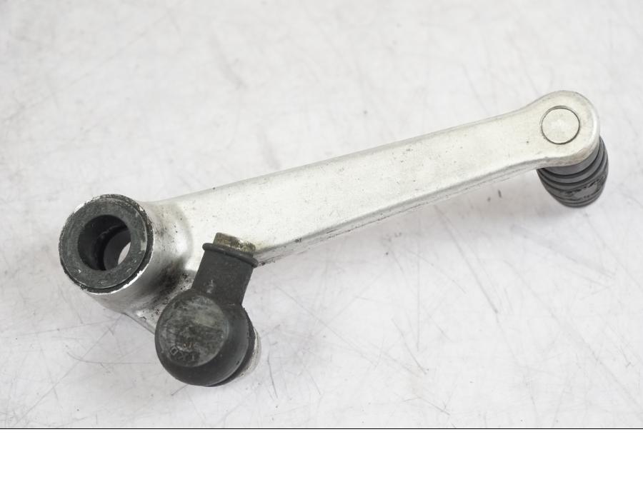 Vänster sida på Växelpedal från en Suzuki GSX 1300 RX -1999 motorcykel.