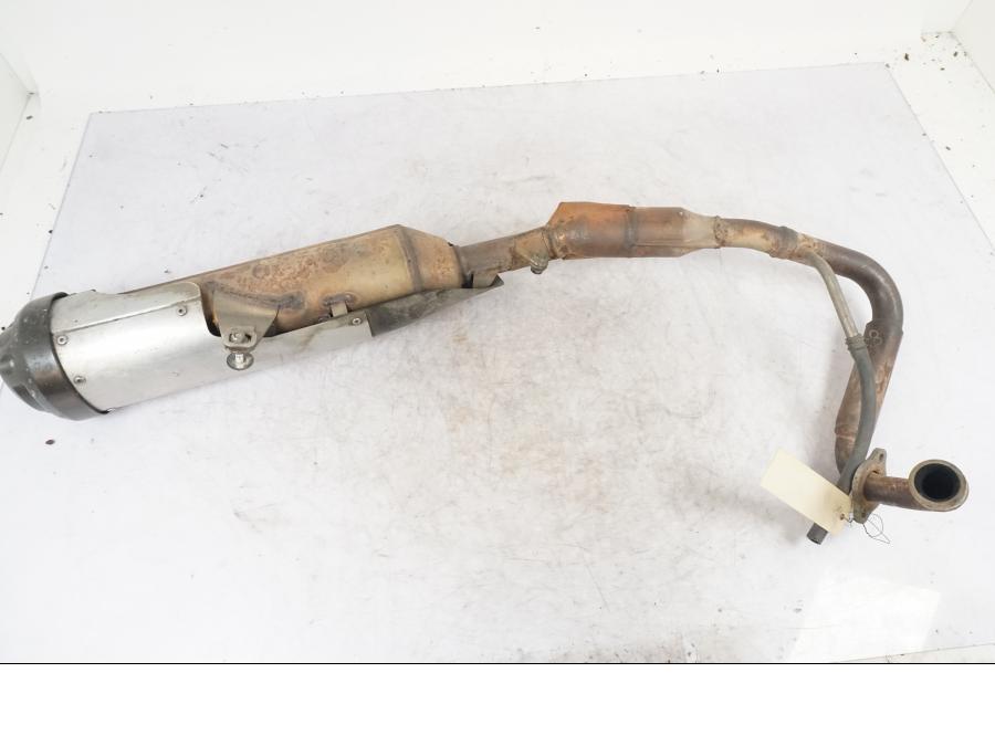 Snett nerifrån på Avgassystem från en Yamaha YZF-R 125 -2009 motorcykel.