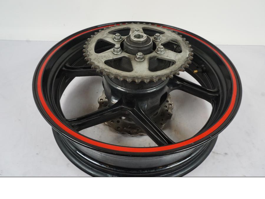 Snett uppifrån på Fälg från en Kawasaki ER-6N -2012 motorcykel.