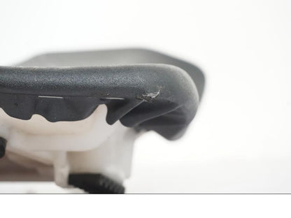 Snett nerifrån på Sadel från en Kawasaki ZX-6R -2011 motorcykel.