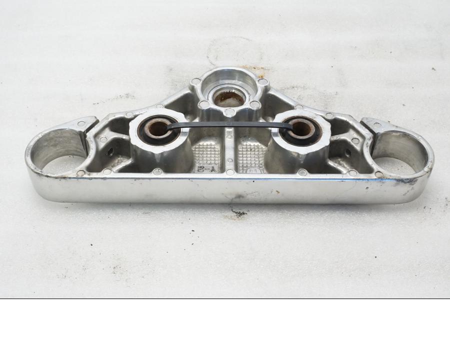 Baksidan på Gaffelkrona från en Yamaha XVS 650 -1999 motorcykel.